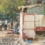 اکولہ: فحش ویڈیو وائرل کرنے کی دھمکی دے کر شادی شدہ خاتون سے باربارزیادتی، چارملزمان گرفتار؛ میونسپل کارپوریشن کی تجاوزات کے خلاف بلڈوزرکارروائی