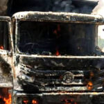جلگاؤں: ڈمپرکی ٹکرسے بزرگ جاں بحق، چار سالہ نواسی معجزانہ طور پر محفوظ؛ مشتعل دیہاتیوں نے گاڑی کو آگ لگا دی