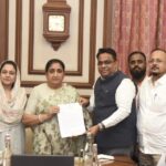 اردو سے متعلق امورپرنائب وزیراعلیٰ سنیترا اجیت پوار کو اردو کارواں کا دس نکاتی مکتوب پیش